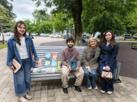  С книгой на скамейке